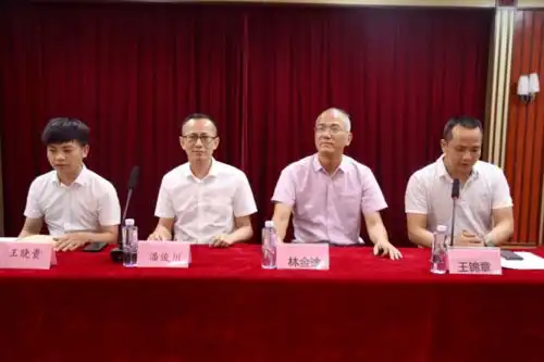 以法之名,护航少年的你柳城司法所开展民法典主题宣讲走进鹏峰中学