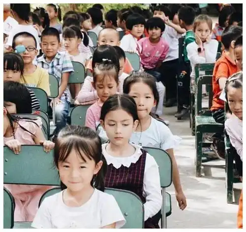 最美混血萌娃火了,幼儿园合照太抢镜,不看镜头都是全场焦点