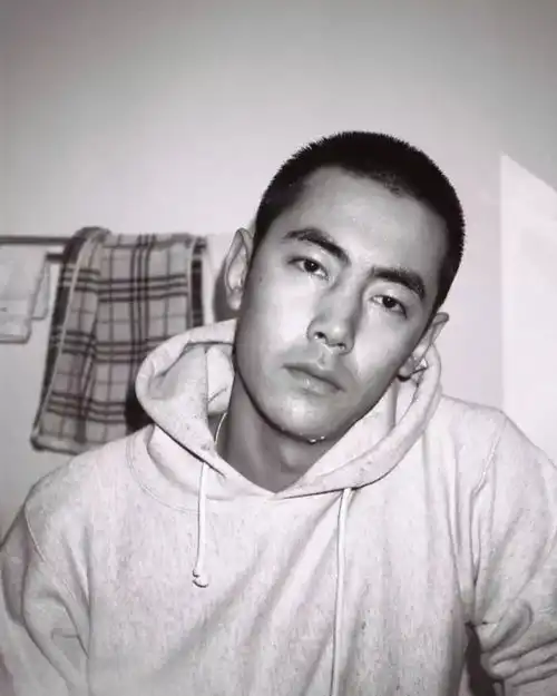 终于扒到一张纪凌尘的裸照了