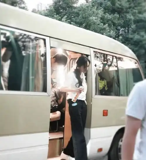 杨幂真不像是86年的,虽然穿中性风很帅气,但扎双马尾仍似小姑娘