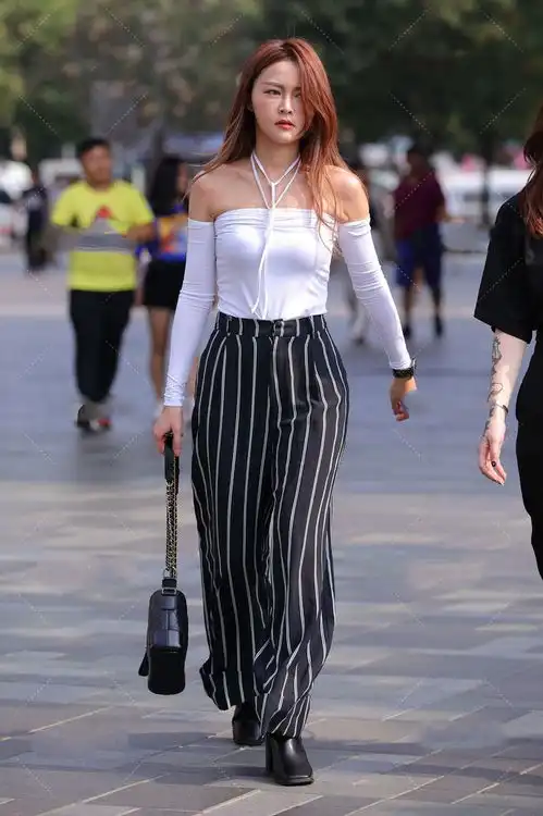 白色时尚秀修身上衣,搭配黑白条纹穿出休闲而随性的美