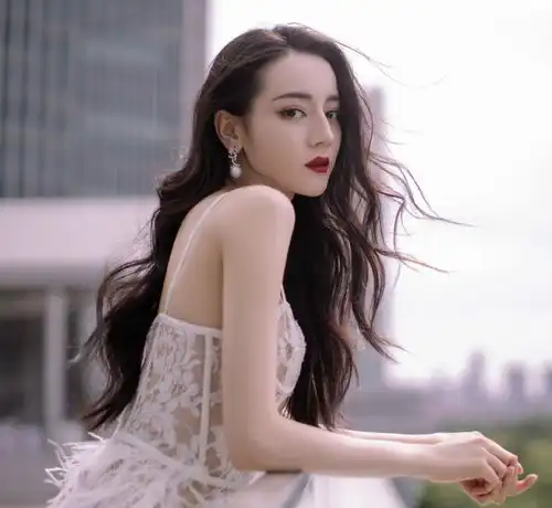 迪丽热巴的生图有多抗打五官小巧精致,和男素人同框引遐想