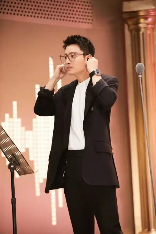 李小璐玩变脸特效男生长相显霸气,多套短发造型每张都撞脸贾乃亮