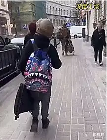 乌克兰西部城市利沃夫,一个小男孩送父亲上前线,也许最后一次相见