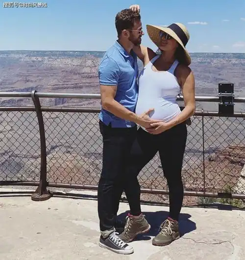 wwe尼基贝拉和阿尔杰姆奇格文采夫庆祝丈夫38岁生日