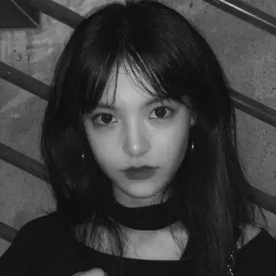 成熟简单黑白气质微信女头,有点伤感的样子
