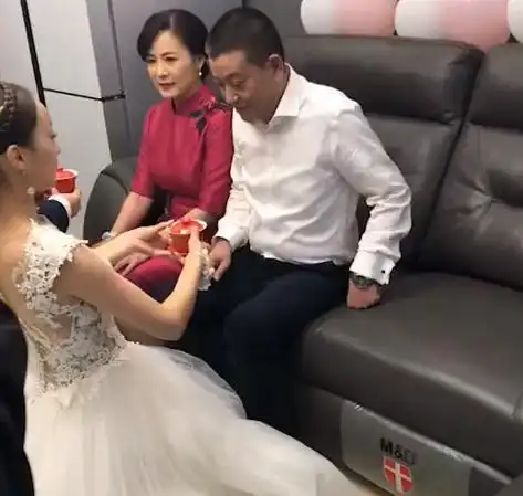 最美婆婆火了,儿媳新婚跪地端茶,亮点却全给婆婆抢了真美