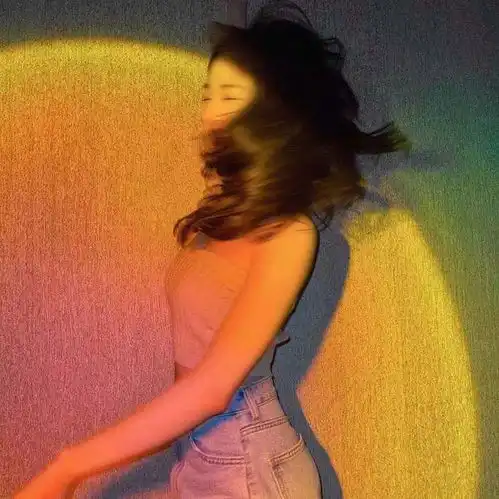 周洁琼穿抹胸毛衣秀好身材长发披肩显温柔气质