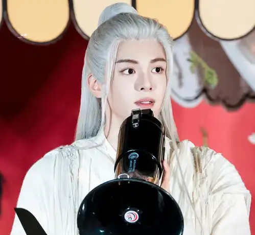 白鹿临江仙杀青照好美红衣霸气笑容甜,男主银发不输相柳