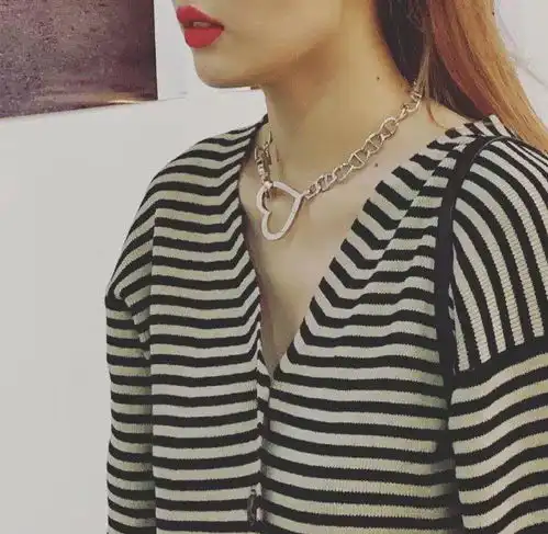 金泫雅和男友看展,黑白条纹针织衫搭配超短裙,大长腿吸睛