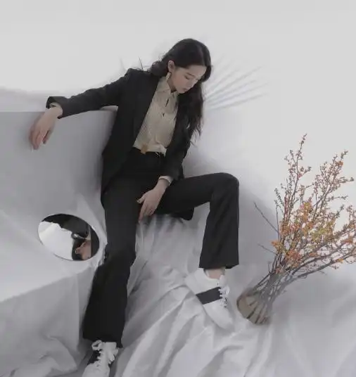 求欧阳娜娜别再穿西装了,瞧瞧她秀出的腿,硬是比花瓶还细一大圈