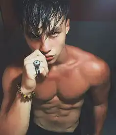 兼具文艺气质与性感的私人教练