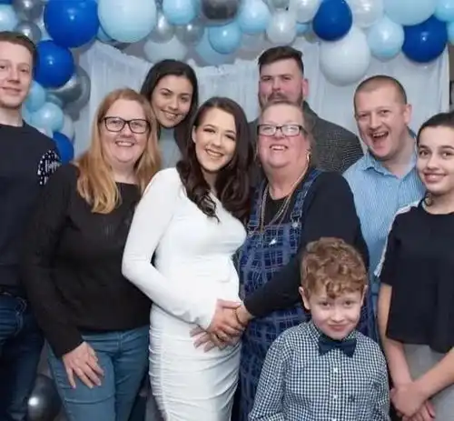 英国28岁男子因新冠被救护车带走后离世,家人哭诉不知遗体在何处