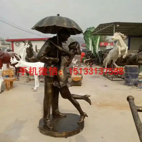 撑雨伞男女人物雕塑玻璃钢仿铜雕塑