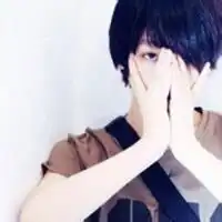 求另一半男头像,也是白底白衣打哈欠的男生,急用,谢谢了