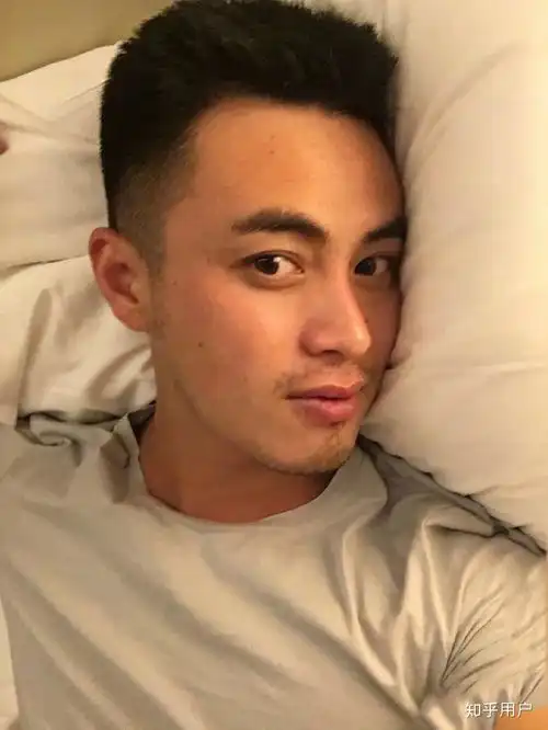 在探探认识的男生,骗你去投资加拿大28,有没有认识这个男人的