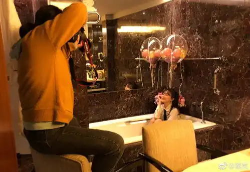 组图理想与现实秦岚躺浴缸摆pose秀美腿画面外摄影师亮了