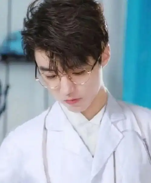 同样是医生造型,王源可爱,蔡徐坤成熟,而杨洋的寸头却是最帅的