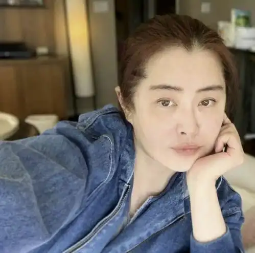 王祖贤现身酒店,住1500元一晚房间,体态略显丰腴但难掩星味