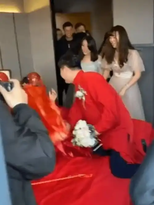 李筱奎给舅舅岳云鹏敬酒,一桌子硬菜排场大,郑敏一口干霸气侧漏