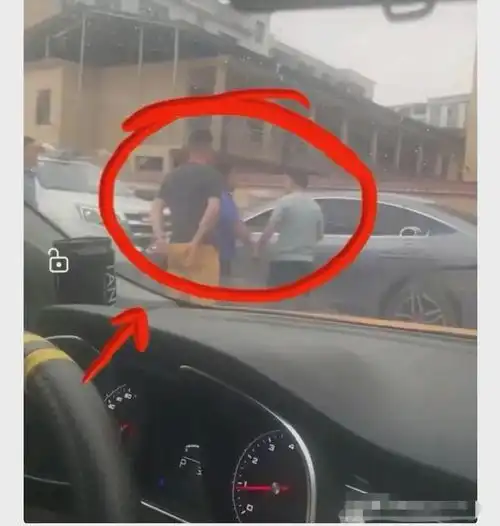 闹大了男子开车撞击执法拖运车辆后被打,官方回应