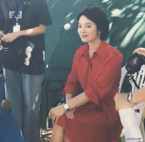 宋慧乔头发越剪越短穿红色衬衫裙明艳动人,哪像38岁的人