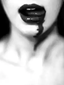 求嘴唇流血的黑白图片,用来做qq资料的背景,求