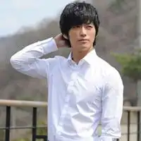 穿白衬衫男生头像