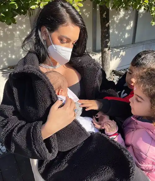 乔治娜隆重庆祝28岁,挺孕肚被c罗拥入怀中,头像闪耀哈利法塔