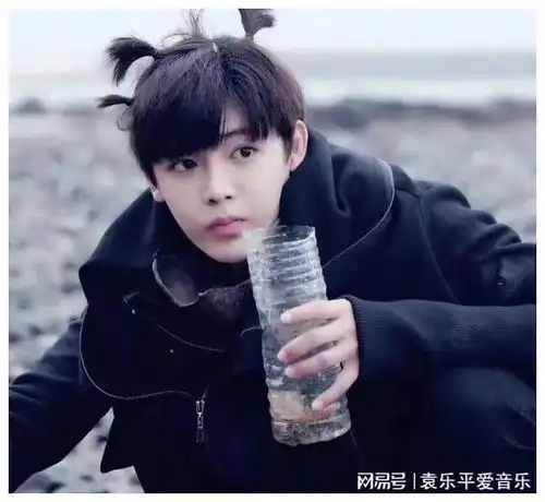 曾舜晞侯明昊竟是同一男团出道,如今两人都长帅了,顶峰相见