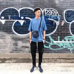 日系型男的风格怎么搭少不了随身小包展现街头潮流