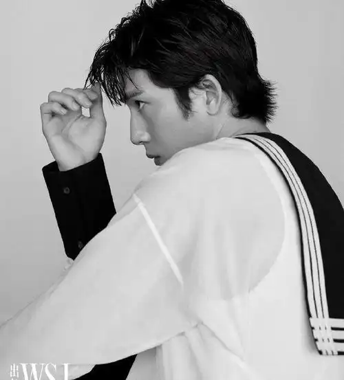 井柏然随性抓拍成封面,黑白风格简约范,是你心中的男神吗