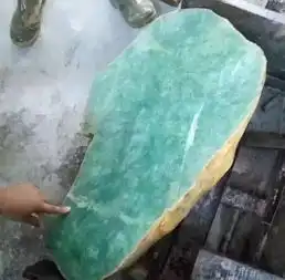 男子花8万买的翡翠原石切出千万天价翡翠,成为赌石达人