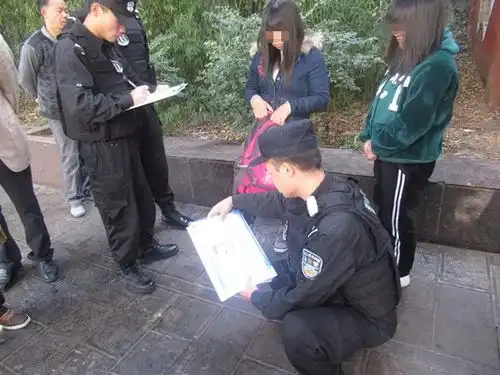 泸西秀山门口,花季少女借病筹钱博同情,民警慧眼识破行骗伎俩