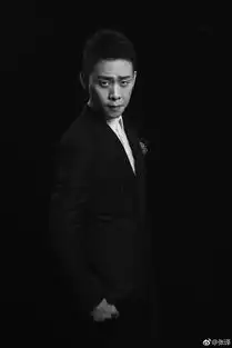 组图张译晒帅照迎2018一身西装展型男魅力