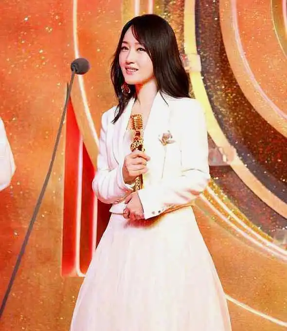 杨钰莹近照发福,真的差点认不出来,不愧是相貌折射生活