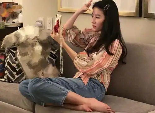 刘亦菲再现直女角度自拍,窝在沙发里坐姿显随意,高跟鞋抢镜