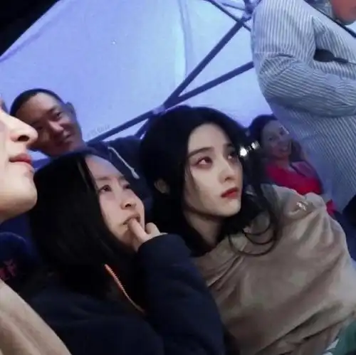 明星生图颜值有多高当他们站在路人中间,你第一眼没发现算我输