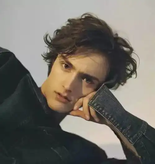 烫成这样的帅气发型,还怕吸引不了妹子的目光