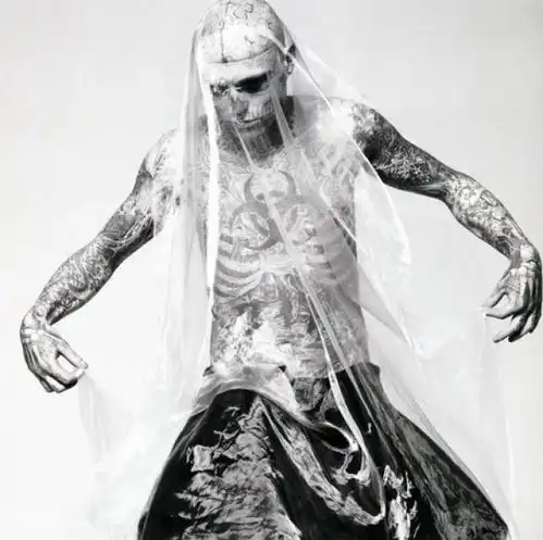 脑瘤让他成了纹身走天下的僵尸男孩,而最终杀死他的却是抑郁