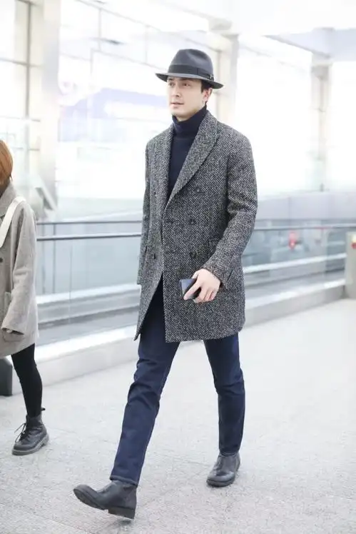 高伟光走机场秀长腿,黑色大衣穿出霸道气质,想当型男都得这么穿