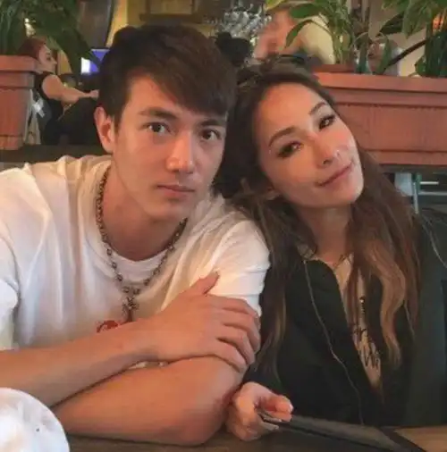 萧亚轩又失恋了第17任前男友发文承认闪婚,新娘是邻居大姐姐