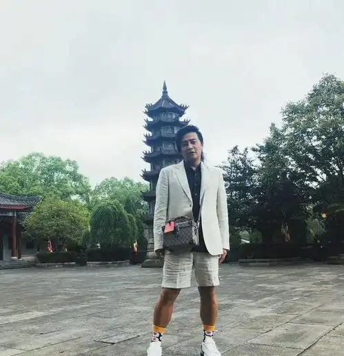 陈志朋终于摆脱辣眼造型西装搭短裤却难逃发福身材,惨变油腻大叔