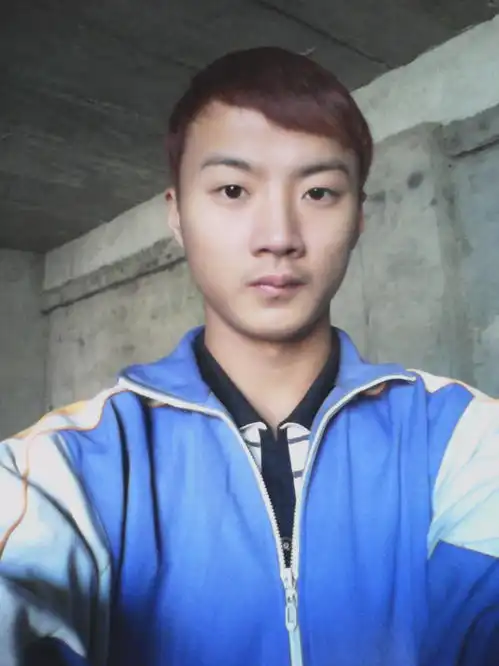 这个图片是我偷偷的拍摄的是我的同事他说自己皮肤有点黑不好找个对象大家说说是吗应该怎么