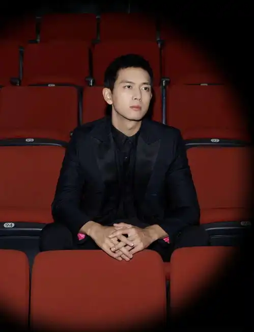 李现穿黑色西装出席活动,尽显型男魅力,外冷内热的韩商言回来了