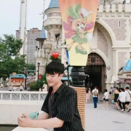 好看青春阳光微信情侣头像一男一女两张分开的