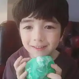 头像温暖人心的小正太