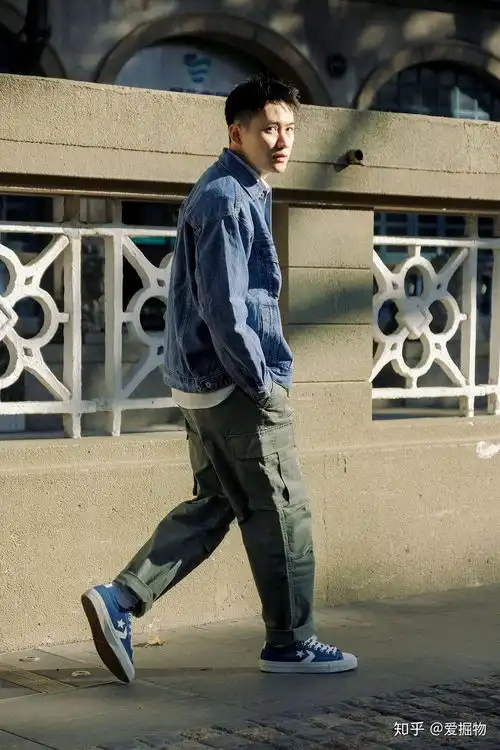 男生军绿色裤子怎么搭配上衣和鞋子