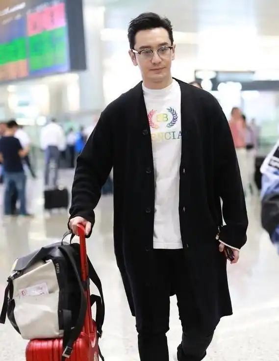 年过40的男士,穿搭要讲究稳重感了,黑色大衣怎么穿都不踩雷