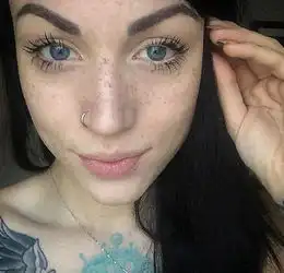 外国女生的奇葩审美,在脸上纹雀斑感觉很可爱